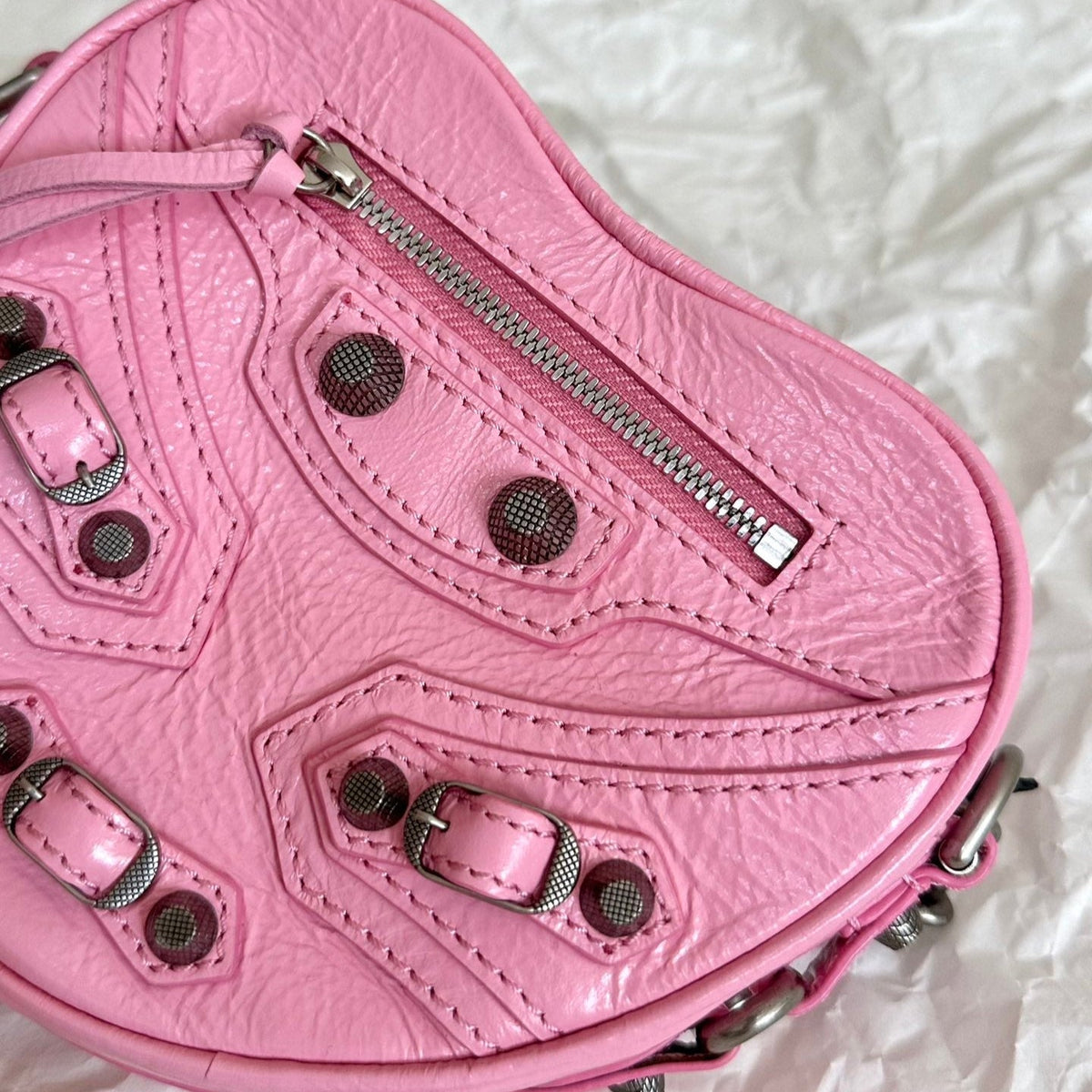 Heart-Shaped Cowhide Leather Crossbody Bag with Stylish Chain Strap