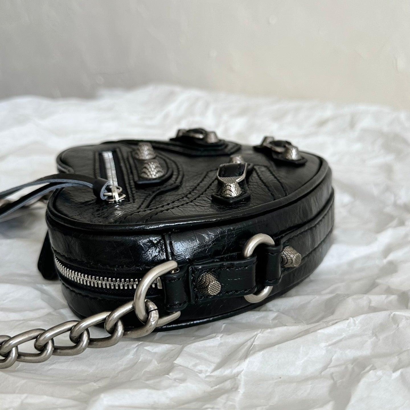 Heart-Shaped Cowhide Leather Crossbody Bag with Stylish Chain Strap