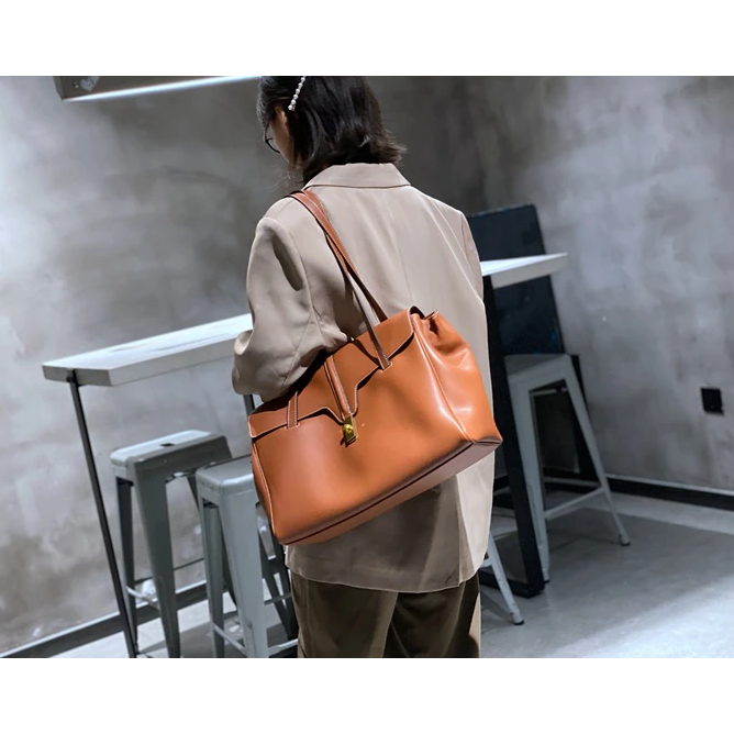 Premium Smooth Calfskin Leather Shoulder Tote – Travel Handbag with Secure Lock Closure