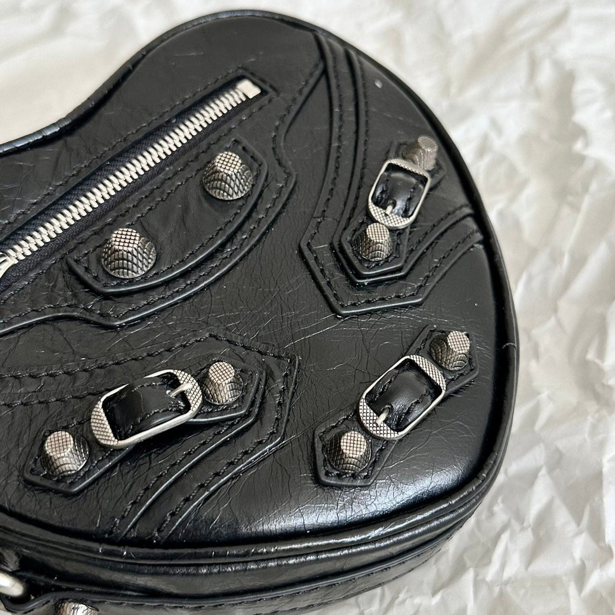 Heart-Shaped Cowhide Leather Crossbody Bag with Stylish Chain Strap